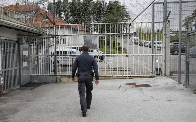 Dejstvo, da bodo po novem zaradi prenatrpanosti zaporov obsojence začasno izpustili na prostost, ne bo vplivalo na splošno varnost državljanov, menijo na ministrstvu za pravosodje. FOTO: Blaž Samec