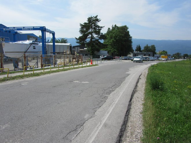 Konec septembra se je zgodilo izlitje trdilca epoksi smole, pri čemer so gasilci izčrpali približno 800 litrov snovi iz jaškov. FOTO: Blaž Račič