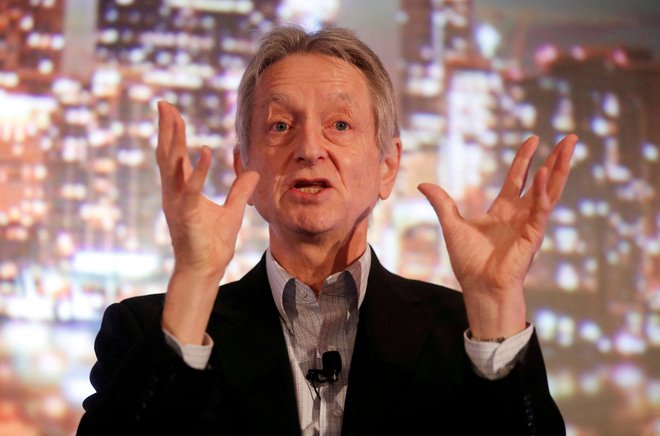 Geoffrey Hinton je v zadnjih letih že večkrat izpostavil svoje bojazni zaradi razvoja umetne inteligence. FOTO: Mark Blinch/Reuters