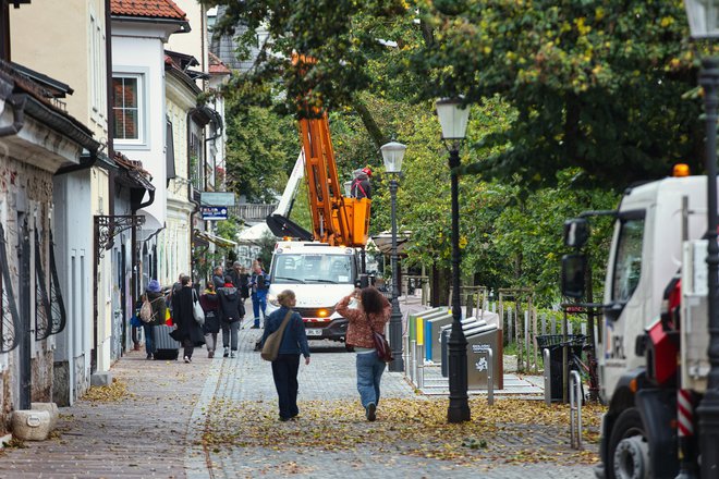 Novoletne lučke so tudi letos najprej začeli nameščati na Petkovškovem nabrežju. FOTO: Črt Piksi/Delo