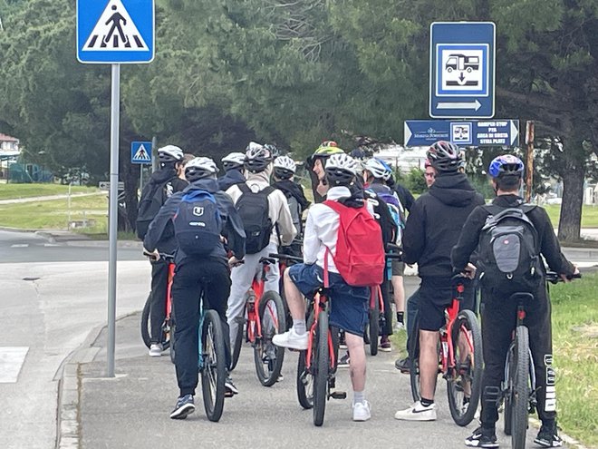 Kolesarji v Luciji vozijo po pločnikih, denimo. Foto Nataša Černič