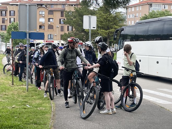 Kolesarji v Luciji se vozijo po pločnikih. Foto Nataša Černič