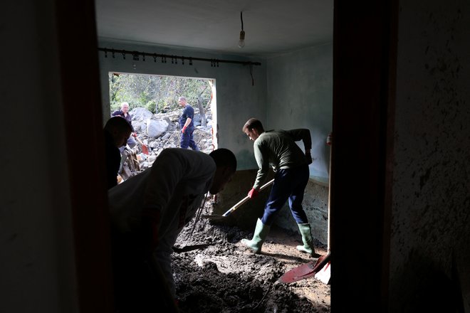 Na terenu na prizadetih območjih v BiH je trenutno skoraj 200 reševalcev. FOTO: Amel Emrić/Reuters