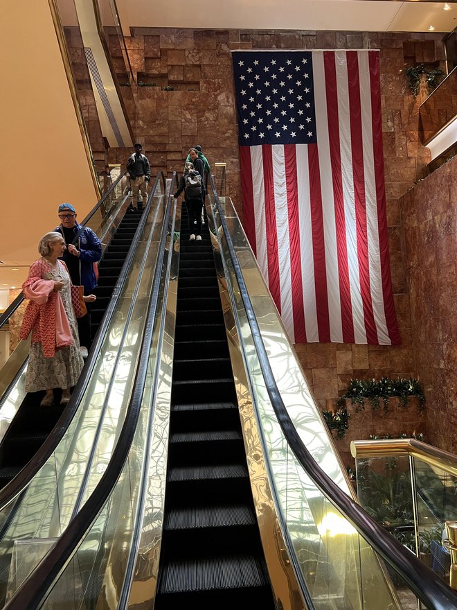 Znamenite stopnice v Trump Towerju, s katerih se je prihodnji predsednik ZDA spustil s soprogo Melanio. FOTO: Barbara Kramžar