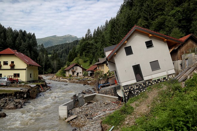 Lastniki štirih objektov v Strugah so zaradi sklepa o odstranitvi objekta že vložili tožbo. Ta je za zdaj edina, večinoma ni negativnih odzivov, razlagajo v vladni službi. Enako velja pri cenitvah. Do zdaj so jih predstavili 156 in dobili le dve pripombi. FOTO: Blaž Samec/Delo