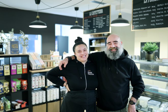 Italijanski par, lastnika znamke RawPasta, sta se iz milanskega vrveža, kjer sta imela restavracijo in na koncu delala že 19 ur na dan, preselila v mirnejšo Ljubljano. FOTO: Blaž Samec