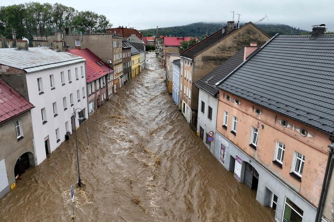 Na fotografiji je ulica Glucholazy na Poljskem, ki jo je ujma prizadela septembra. FOTO: Sergei Gapon/AFP

 

 