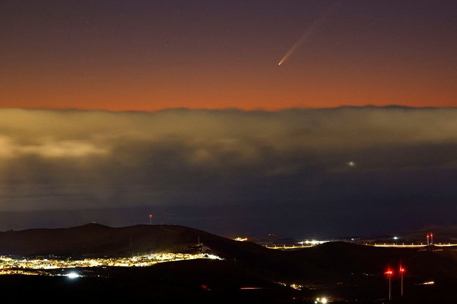 Takole so ga v objektiv ujeli nad Kanarskimi otoki. FOTO: Borja Suarez/Reuters