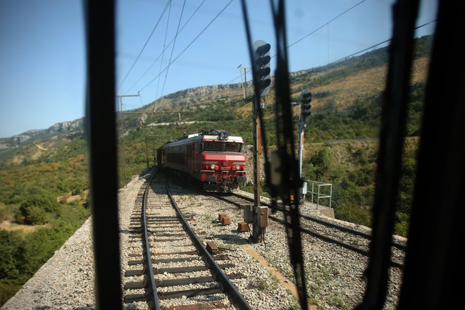 Kot je na današnji seji odbora za infrastrukturo, okolje in prostor pojasnila Bratuškova, je ocena stroškov gradnje dodatnega tira mnogo nižja kot gradnja prvega tira. FOTO: Jure Eržen/Delo