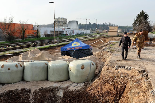 Delavci pri gradbenih delih na železniški postaji v Novi Gorici vedno znova najdejo bombe in le Fortuni se lahko zahvalijo, da še nobena ni nenadzorovano eksplodirala (na fotografiji pred deaktivacijo bombe 17. marca letos). FOTO: Blaž Samec