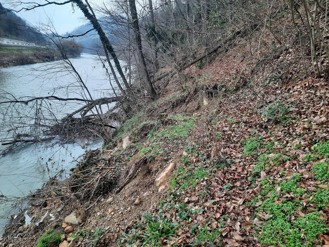 Predstavniki občine so marca odpeljali na teren predstavnike zavoda za varstvo narave, direkcije za vodo in projektanta, da bi jim pokazali, kako je v naravi videti Natura 2000 in naravna vrednota ter lokalna cesta, po kateri zdaj kolesarijo le najbolj vzdržljivi, saj je cesta obupno strma, neprimerna za mlajše in gibalno ovirane, hkrati pa zaradi ozkosti zelo nevarna. FOTO: arhiv občine Laško