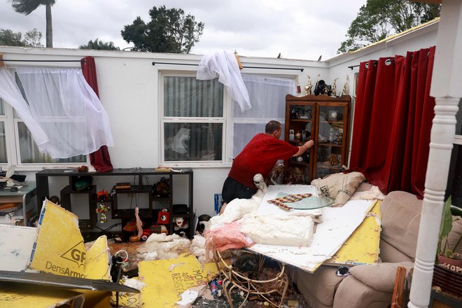 Uničena hiša v Fort Myersu na Floridi. FOTO: Joe Raedle/Getty Images via AFP