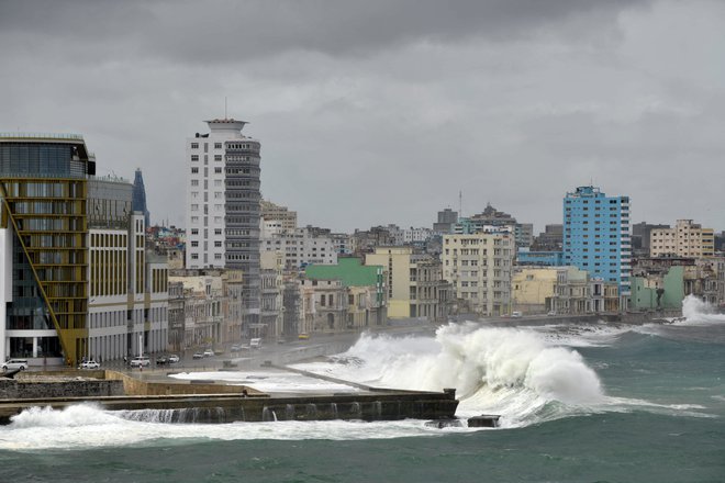 Visoki valovi, ki jih je povzročilo prečkanje hurikana Milton blizu obal Kube, butajo ob sprehajališče Malecon v Havani. FOTO: Norlys Perez/Reuters