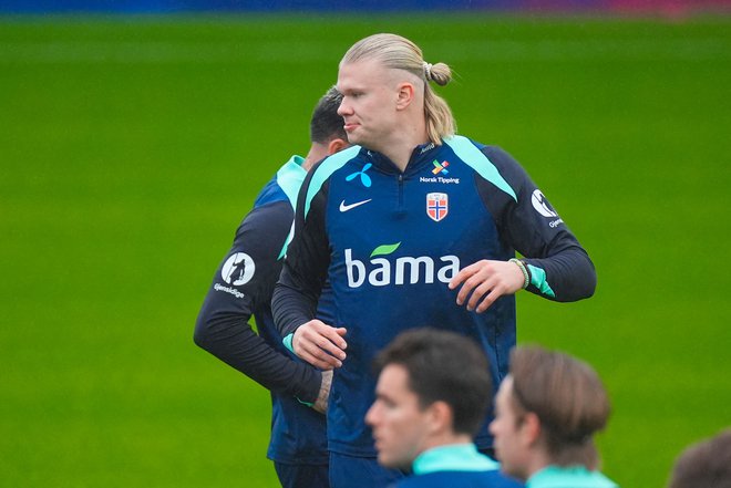 Norveški zvezdnik Erling Braut Haaland dobro razpoložen pričakuje dvoboj s Slovenci. FOTO: Terje Pedersen/AFP