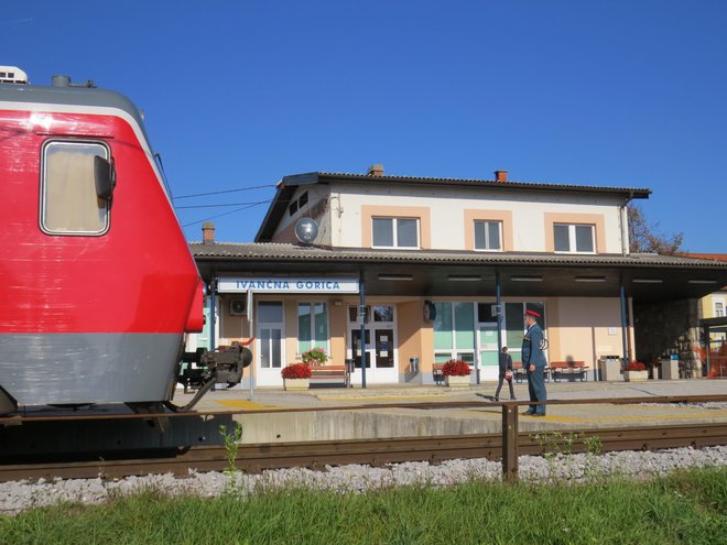 Železniške postaje v Ivančni Gorici še ne bodo posodobili. FOTO: Bojan Rajšek/Delo