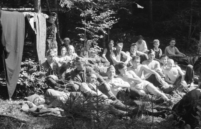 Ranjenci na počitku v bolnici Jelendol; začetek septembra 1943. FOTO: Janez Milčinski, hrani Muzej novejše zgodovine Slovenije