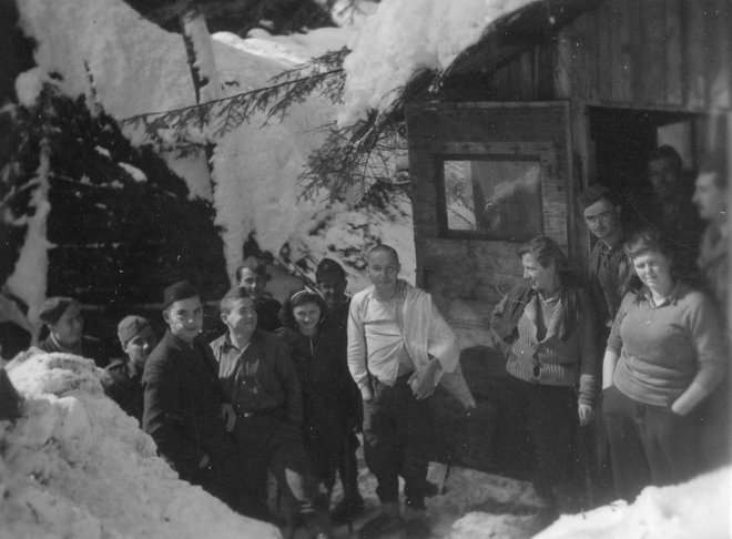 Bolnica Jelendol je zasnežena. Levo je baraka za ranjence, desno kuhinja; marec 1944. FOTO: Neznani avtor, Hrani Muzej novejše zgodovine Slovenije 