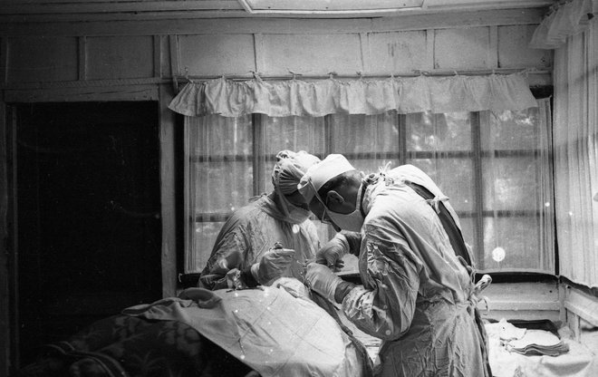 Operacijska baraka bolnice Zgornji Hrastnik. Na fotografiji dr. Janez Milčinski in medicinska sestra Marija Jeras med operacijo marca 1944. FOTO: Janez Milčinski, hrani Muzej novejše zgodovine Slovenije