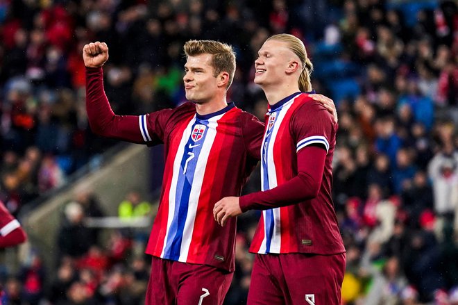 Alexander Sorloth in Erling Braut Haaland bosta izzvala slovensko obrambo. FOTO: Reuters