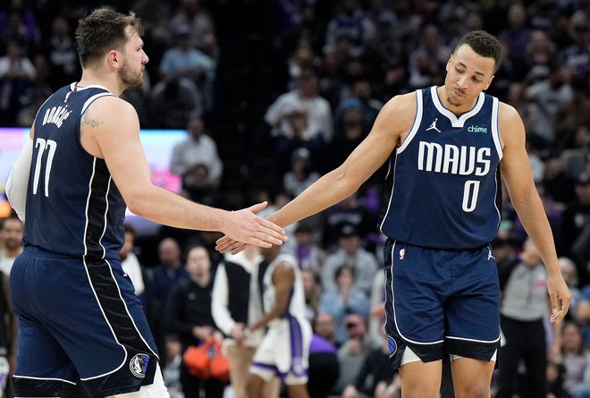 Luka Dončić bo čakal do novega leta, da znova združi moči z Dantejem Exumom. FOTO: Thearon W. Henderson/AFP