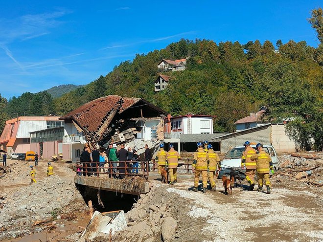 Slovenska reševalna ekipa, ki jo je v BiH poslala uprava za zaščito in reševanje, ima 46 članov in šest psov vodnikov. FOTO: Uprava Republike Slovenije za zaščito in reševanje