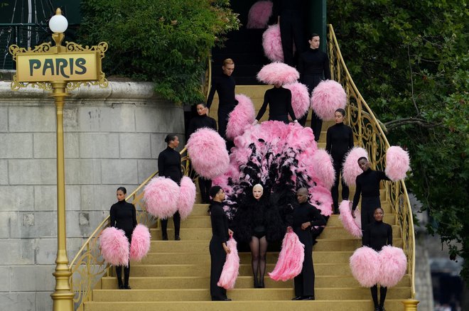 O nastopu Lady Gaga na odprtju OI v Parizu je Macron dejal, da je veliko tvegala in odlično opravila, ter izrazil hvaležnost za njen nastop. FOTO: Aleksandra Szmigiel/Reuters