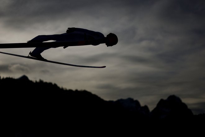 Finski smučarski skakalci (na fotografiji Antti Aalto) pod vodstvom Igorja Medveda še iščejo luč na koncu predora. FOTO: Kai Pfaffenbach/Reuters