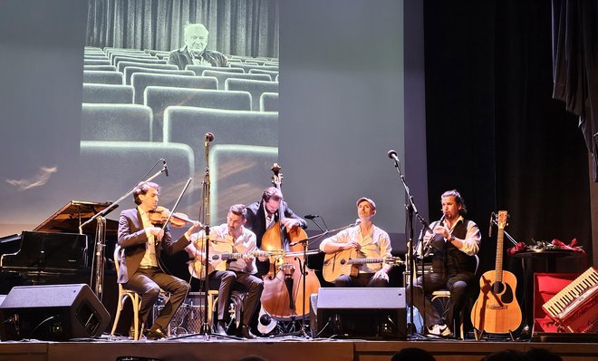 Tako je nastopil Teo Collori in Momento Cigano na Dušanovi noči v Gledališču Tartini v Piranu. Foto Boris Šuligoj