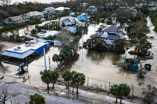 Poplavljene ulice mesta Siesta Key na Floridi. FOTO: Miguel J. Rodriguez Carrillo/AFP