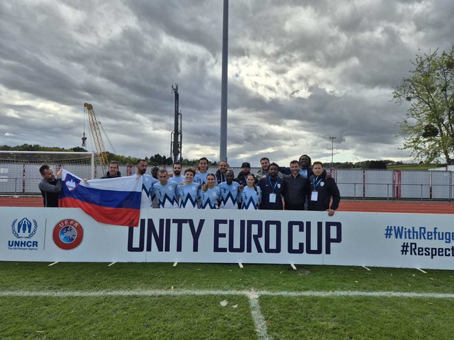 Skupinska fotografija slovenske ekipe v Nyonu. FOTO: Dokumentacija Dela