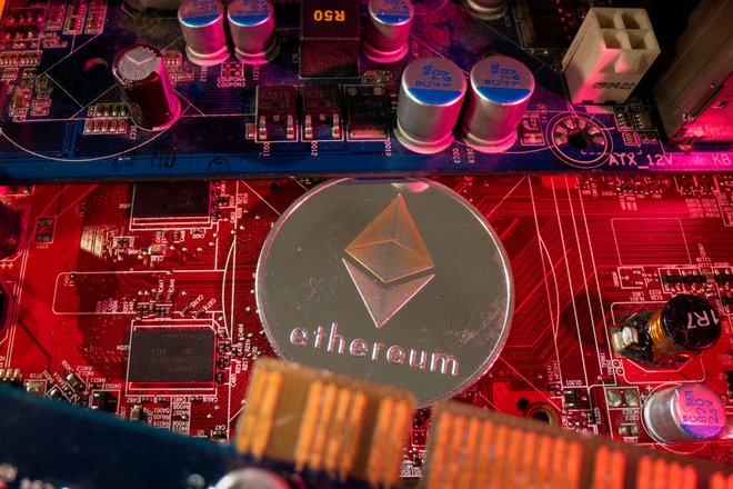 Ethereum je s spremembo načina rudarjenja bistveno znižal količino energije, potrebne za pridobitev novega kovanca. FOTO: Dado Ruvić/Reuters