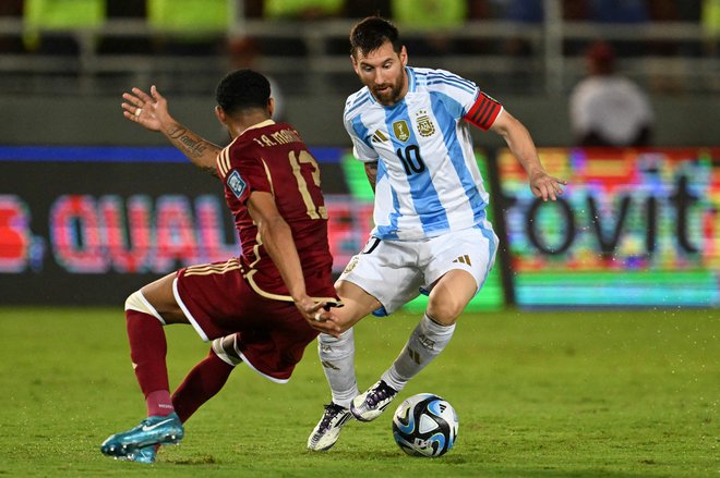 Lionel Messi je imel težave na razmočenem igrišču. FOTO: Juan Barreto/AFP