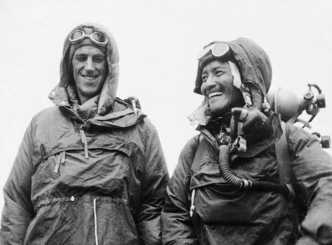 29. maja 1953 sta se novozelandski alpinist Edmund Hillary in šerpa Tenzing Norgay prva povzpela na Everest. FOTO: Wikipedija