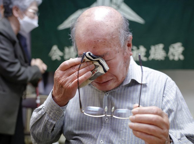 Šigemicu Tanaka, član organizacije Nihon Hidanjko in preživeli po napadu z jedrsko bombo na Nagasaki, je zajokal ob sprejetju Nobelove nagrade za mir. FOTO: Kyodo via Reuters