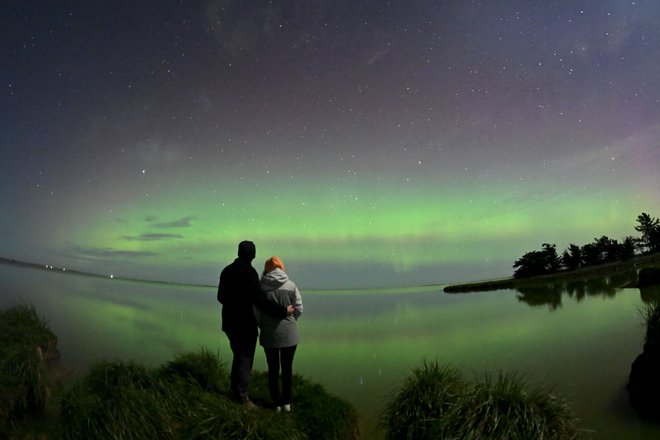 Ravno nekaj popoldnevov nazaj se mi je zazdelo, da mi je z nebesnega svoda pomežiknila moja nona, da bo še vse v redu ... FOTO: Sanka Vidanagama/Afp