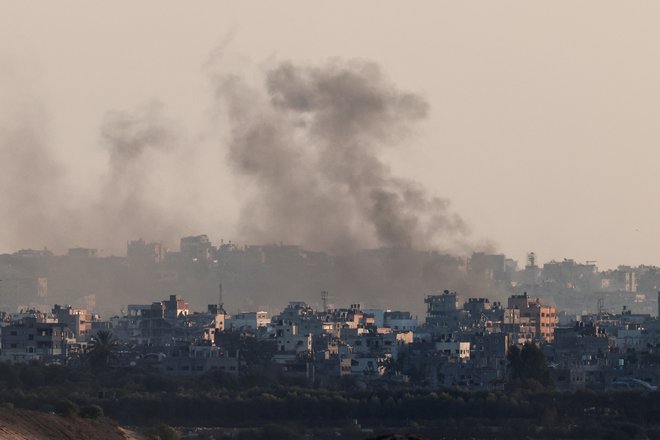 Od 7. oktobra lani, ko se je po napadu gibanja Hamas na Izrael začela ofenziva izraelskih sil, je bilo v Gazi po podatkih tamkajšnjega ministrstva za zdravje skupno ubitih najmanj 42.126 ljudi, še več kot 98.000 je ranjenih. FOTO: Amir Cohen/Reuters