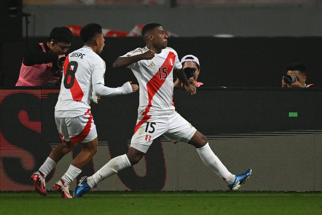 Miguel Araujo (desno) se je takole veselil zmgovitega gola za Peru. FOTO: Ernesto Benavides/AFP