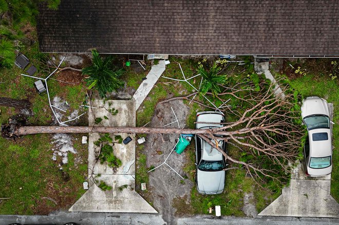 Na Floridi še naprej intenzivno odstranjujejo razbitine, nadaljujejo se tudi operacije iskanja in reševanja. FOT: Miguel J. Rodriguez Carrillo/AFP