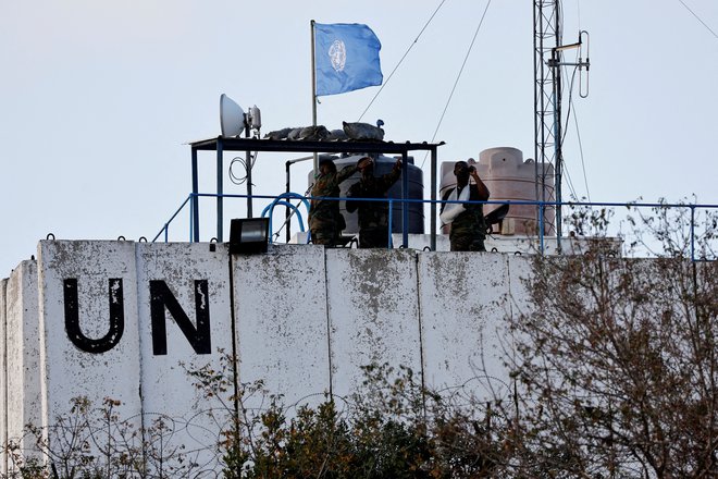 V izraelskih napadih na položaje Unifila so bili ta teden ranjeni štirje vojaki iz Indonezije in Šrilanke. Kljub pozivom Izraela Unifil vztraja, da ne bo zapustil svojih položajev. FOTO: Thaier Al-sudani/Reuters