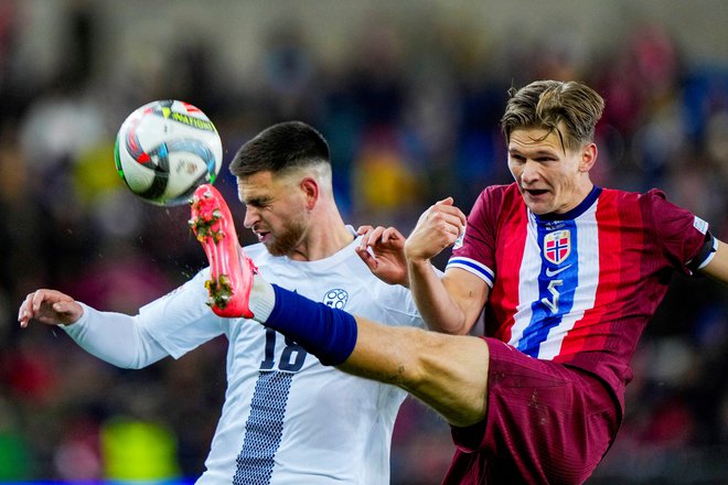 Slovenski nogometaši (na fotografiji levo Žan Vipotnik) v četrtek niso imeli svojega večera. FOTO: Fredrik Varfjell/Reuters