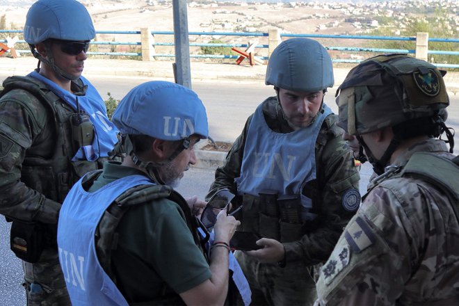 V izraelskih napadih na položaje Unifila so bili ta teden ranjeni štirje vojaki iz Indonezije in Šrilanke. Kljub pozivom Izraela Unifil vztraja, da ne bo zapustil svojih položajev. FOTO: AFP