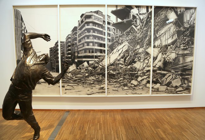 Robert Longo je v letih 1982–1989 ustvaril delo Now Everybody (Zdaj vsi), posvečeno režiserju R. W. Fassbinderju. FOTO: Milan Ilić