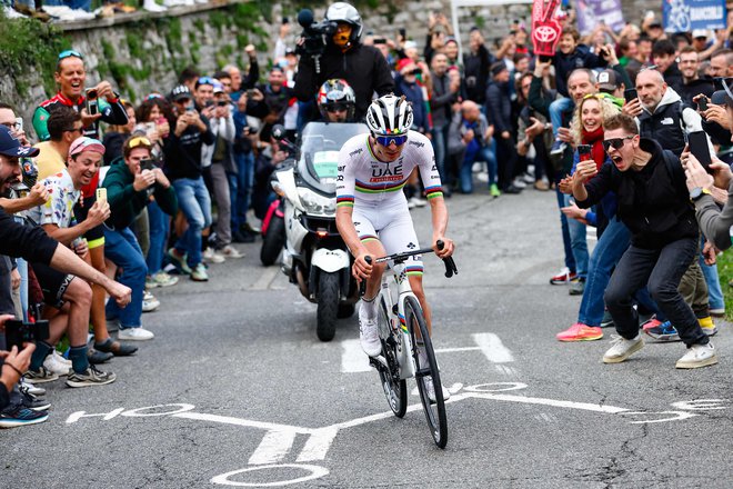 Tadej Pogačar je tudi zadnjih 48 km v tej sezoni prekolesaril sam v ospredju. FOTO: Luca Bettini/AFP