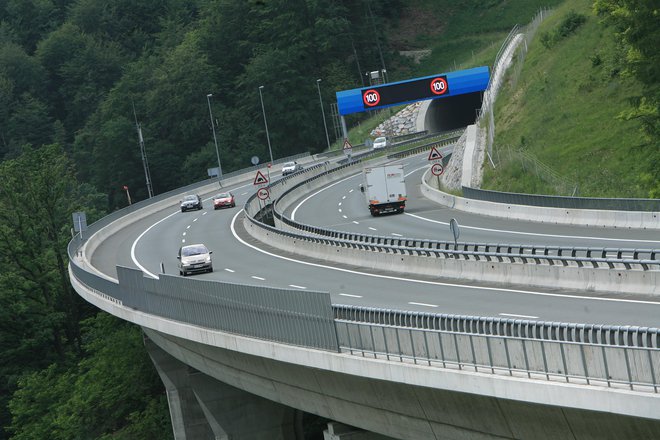 Štajerska avtocesta bo na tem odseku, ki so ga zaradi del zaprli v petek ob 20. uri, že v soboto pa so tam nastajali zastoji, zaprta še do ponedeljka do 6. ure. FOTO: Uroš Hočevar