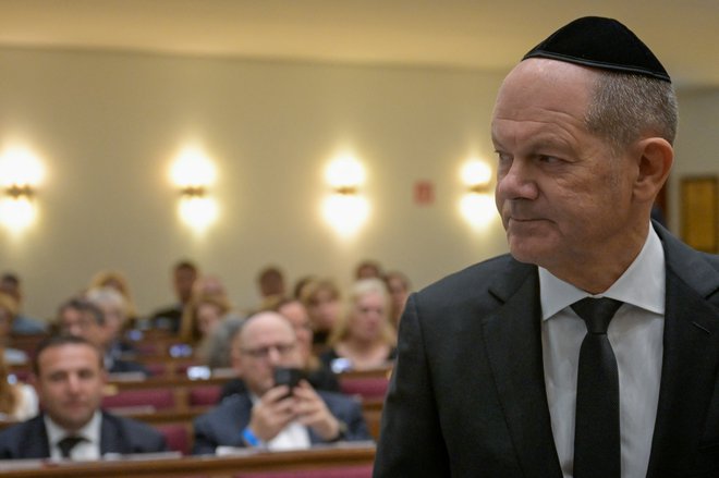 Nemški kancler Olaf Scholz se je udeležil slovesnosti ob prvi obletnici napadov Hamasa na Izrael 7. oktobra med obiskom sinagoge v severnem pristaniškem mestu Hamburg. FOTO: Fabian Bimmer/Reuters