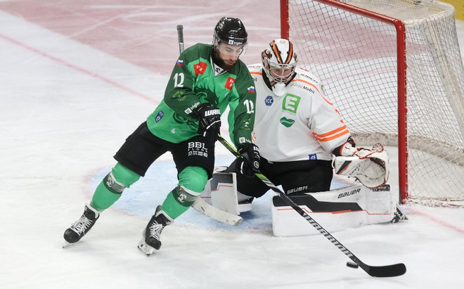 Hokejisti Olimpije (na fotografiji Nik Simšič) so se veselili pomembne zmage v ICEHL. FOTO: Blaž Samec/Delo