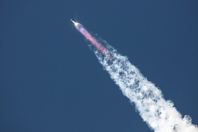 Izstrelitev rakete je potekala ob 14.25 po srednjeevropskem času v jasnem vremenu. FOTO: Kaylee Greenlee Beal/Reuters