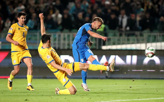 Jan Mlakar je na velemojstrski način zabil edini gol na tekmi v Almatiju. Foto Pavel Mikheyev/Reuters