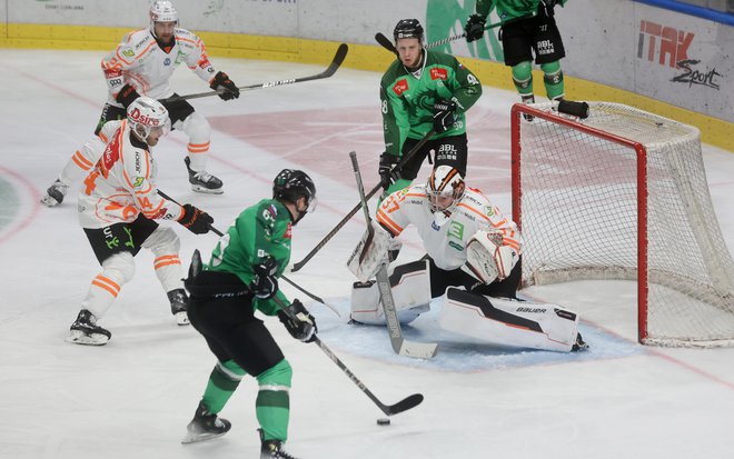 Hokejisti Olimpije so po hudem boju strli odpor tekmecev iz Gradca. FOTO: Blaž Samec/Delo