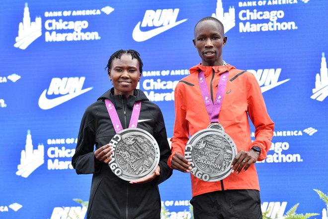 Ruth Chepngetich in John Korir sta bila junaka v Chicagu. FOTO: Patrick Gorski/Reuters